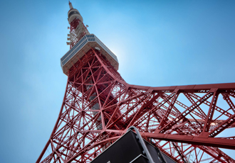 東京タワーを下から見上げる