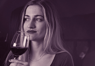 ワインを飲みながら微笑む女性