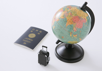地球儀とパスポートとミニチュア旅行用カート