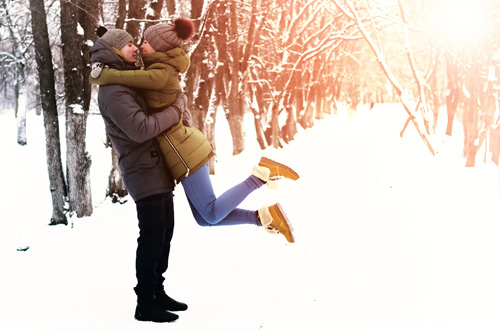 雪の中、抱きしめ合うカップル