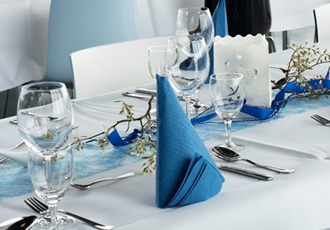 青を基調としたレストランのテーブル