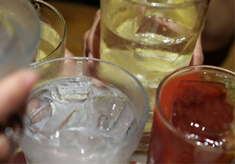 グラス同士で「乾杯」でぶつけている
